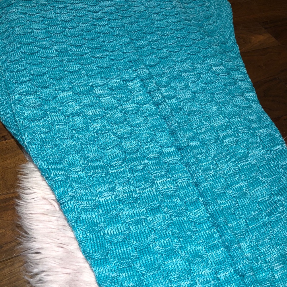 Blue Mermaid Tail Blanket – Cozy & Fun! - Picture 3 of 5